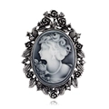 Vintage-Ovale Relief-Brosche mit Damen-Kamee und dunklen Edelsteinen auf Silberrahmen - Antiksilber