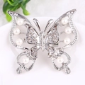 Elegante spilla a farfalla traforata con perle e strass su base in metallo argento - Spilla a Farfalla / Argento