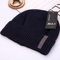 Gorro azul marino para hombre con forro polar y etiqueta de diseño vintage - Azul marino