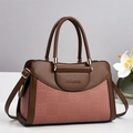 Dettaglio della borsa tote rosa e marrone con trama goffrata quadrata e hardware dorato - Rosa Antico