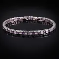 Makro-Detail des versilberten Armbands mit lila und weißen quadratischen Zirkonia - 16.5+2cm / Lila