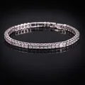 Detail eines Tennisarmbandes mit quadratischen AAA-Zirkonias und Silberbeschichtung - 16.5+2cm / Weiß