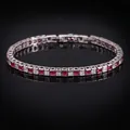 Detail eines silbernen Tennisarmbands mit quadratischen roten und weißen Zirkonia - 16.5+2cm / Rot