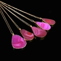 Cinco collares de ágata de cristal con colgantes irregulares con bordes dorados en negro - Rosa Roja