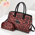 Sac à main léopard pour femme en cuir verni avec pochette assortie sur fond blanc épuré - Léopard Bordeaux