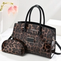 Sac à main élégant en cuir verni léopard avec petite pochette et détails dorés - Léopard Café