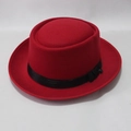 Vista dettagliata di un cappello in feltro di lana rosso vivace con nastro nero decorativo - Rosso