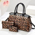 Dreiteiliges Set aus glänzenden Handtaschen mit Leopardenmuster, Portemonnaie und Etui - Gelb Leopard