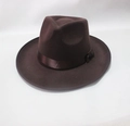 Detail van donkerbruine wollen fedora hoed met brede rand en decoratieve satijnen strikband - koffiekleur