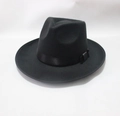 Detail van klassieke zwarte wollen fedora met een brede rand en satijnen sierbandje - Zwart