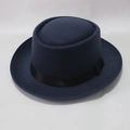 Vista dettagliata di un cappello jazz in feltro di lana blu navy con nastro nero. - Blu scuro