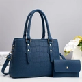 Borsa a mano blu scuro con trama a coccodrillo, tracolla e dettagli in oro - Blu