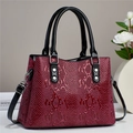 Borsa bordeaux con stampa a serpente, manici neri e tracolla regolabile pratica - Rosa Rosso