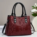 Elegante borsa a mano rosso scuro con motivo a coccodrillo, manici neri e fibbie argentate - Bordeaux