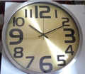 Orologio da parete da 14 pollici con cornice argento, quadrante oro e numeri neri - 14" / Oro