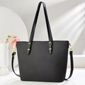 Dettaglio borsa shopper nera con trama intrecciata a rombi e fibbie dorate lucide - Nero
