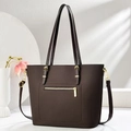 Dettaglio della trama intrecciata e finiture dorate su borsa tote marrone con zip posteriore - Caffè