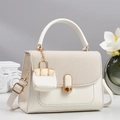 Sac à main élégant en similicuir crème et textile avec fermoir doré et poignée - Blanc