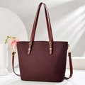 Dettaglio borsa tote bordeaux testurizzata con finiture dorate e tracolla regolabile - Rosso ciliegia