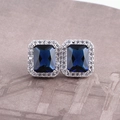 Elegante rechthoekige blauwe saffier oorknopjes met halo witte zirkonia in zilver - Koningsblauw