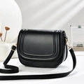 Borsa a sella nera classica con finiture decorative e dettagli dorati in stile minimale - Nero