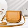 Elegante borsa a sella giallo senape in pelle trapuntata con dettagli dorati da donna - Giallo Zenzero