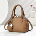 Borsa a mano classica in pelle marrone con ciondolo a cuore in un set da studio minimalista - Cachi Scuro