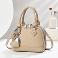 Borsa tote Boston beige in pelle con ciondolo a cuore e tracolla da donna - Cachi