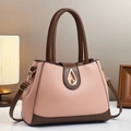 Borsa in pelle rosa con manici marroni e chiusura dorata in un'ambientazione di vita reale - Rosa