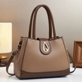 Détail de la texture cuir grainé et du fermoir métallique doré sur le sac à main marron - Khaki