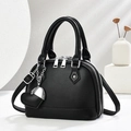 Borsa classica a cupola in pelle nera a grana con dettagli argentati e ciondolo a cuore - Nero