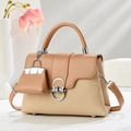 Elegante borsa a mano da donna in paglia intrecciata e pelle color cammello con ciondolo - Cachi Chiaro