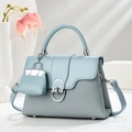 Borsa a mano azzurra patchwork con chiusura ad anello e trama intrecciata di stile - Celeste