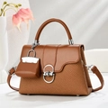Borsa a mano marrone in tessuto intrecciato con tracolla e ciondolo mini borsa decorativo - Giallo Terra