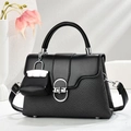 Elegante borsa a mano nera in pelle con finiture argento e mini charm incluso - Nero