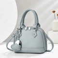 Elegante borsa tote grigio-azzurro in pelle martellata con ciondolo a cuore e tracolla - Blu