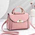 Borsa a tracolla rosa minimalista con dettagli dorati e bordi intrecciati - Rosa