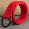 Cinturón de lona rojo con doble anilla en D negra sobre fondo de madera rústica - 120cm / Rojo