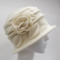 Detailansicht des elfenbeinfarbenen Wollhuts mit 3D-Blumenakzent und weicher Textur - M (56-58cm) / Weiß