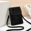 Borsa a tracolla nera con cuciture bianche e pelle testurizzata su un piedistallo moderno - Nero