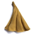 Bonnet en tricot jaune moutarde pour enfants avec une texture de maille fine sur fond blanc - Curcuma