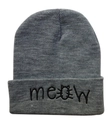 Detalle del gorro de punto gris con bordado meow negro y diseño de cabeza de gato - Gris con Etiqueta Negra