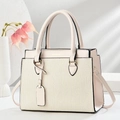 Sac à main rayé aux tons macaron avec texture plissée et bandoulière réglable - Blanc Cassé