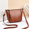 Bolso bandolera retro de cuero marrón gran capacidad con diseño de media luna y cremallera - Amarillo Tierra