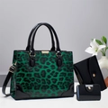 Ensemble de trois sacs imprimé léopard en cuir verni vert comprenant un cabas et portefeuilles - Sac Fourre-tout, Sac à Main et Porte-cartes / Vert