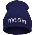 Detalle del bordado blanco meow con orejas de gato en el gorro de punto azul marino oscuro - Azul Marino