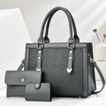 Ensemble de trois sacs gris foncé gaufrés avec pendentifs cœur dorés et texture tissée - Gris