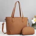 Detailoverzicht van geweven karamel shopper tas met bijpassend tasje en zilveren gespen - Aardgeel