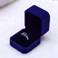 Scatola per gioielli in velluto blu con anello in argento e gemma blu su pelliccia - Portagioie / Scatola per anelli blu