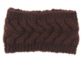 Detaillierte Strickstruktur und Zopfmuster dieses dicken dunkelbraunen Winterstirnbands - Kaffeebraun